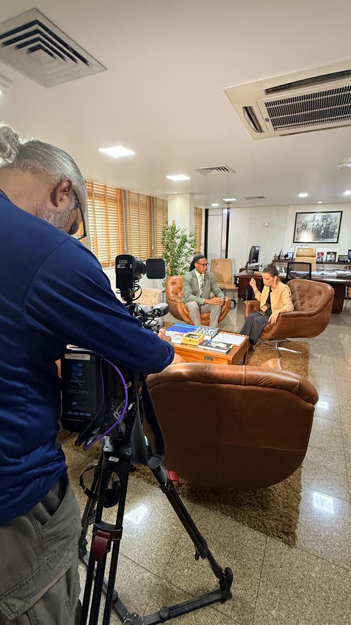 Bastidores de entrevista com equipe de TV